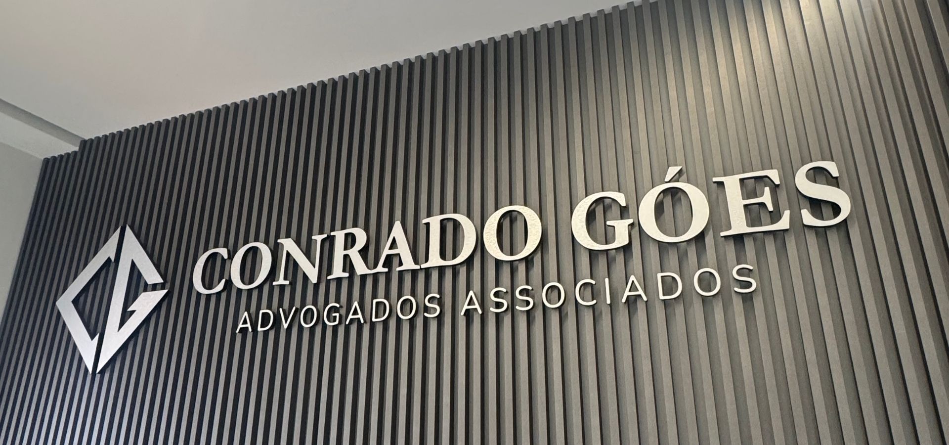 Fachada de tribunal de justiça imponente com colunas clássicas, tons escuros e dourados, luz dramática noturna, atmosfera de poder e seriedade jurídica, fotografia profissional realista